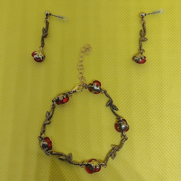 Red Roses Bracelet Set - Picture 2 of 2